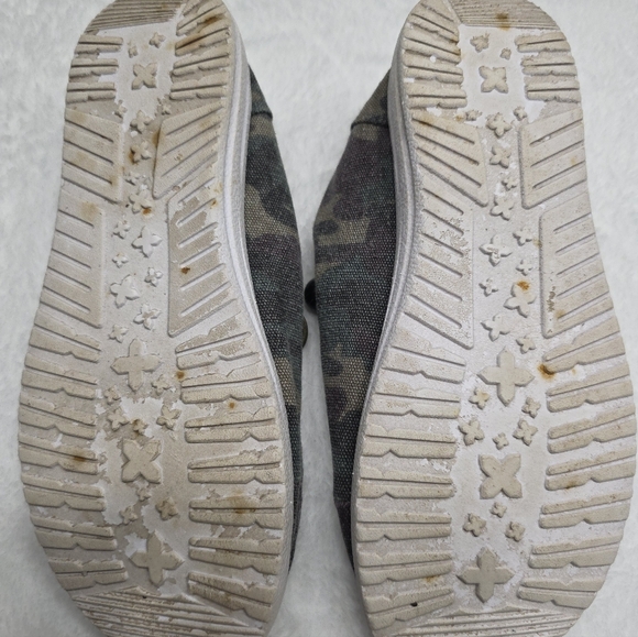 Women's Camouflage Canvas Shoes - Picture 2 of 5